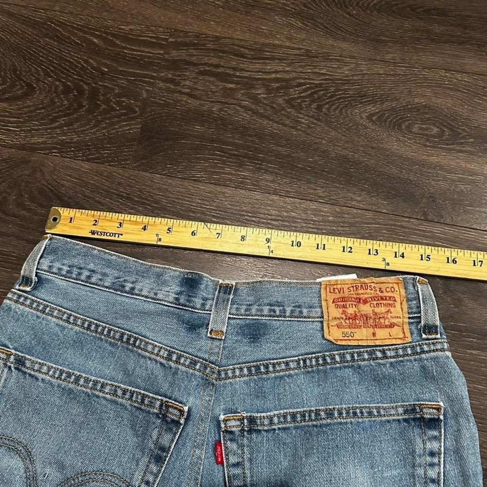 Vintage women's Levi's 550 light wash distressed high rise micro shorts 30" - Picture 3 of 6